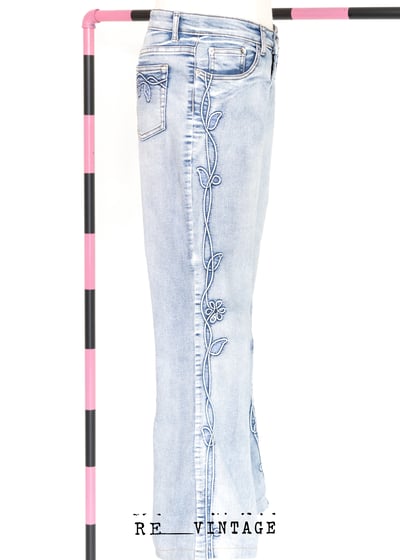 立體小花麻花捲淺色系牛仔褲8