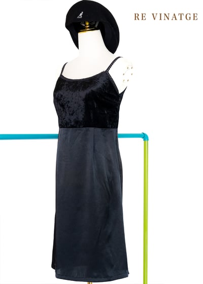 緞面與絨布拼接簡約黑色小洋裝6