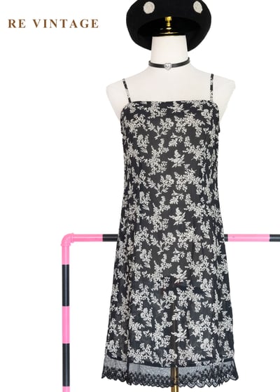 黑夜碎花拼蕾絲細肩帶洋裝1