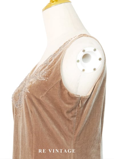 閃爍焦糖絲光珠珠刺繡絨布洋裝9