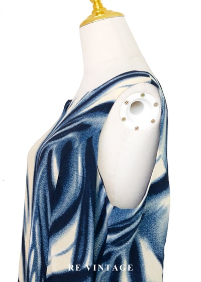 藍流波紋優雅流向洋裝9