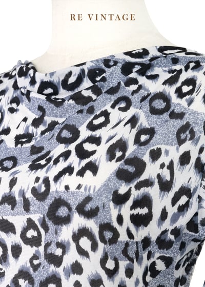 灰黑色小豹紋垂墜領上衣8