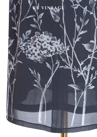 浪漫的白色野花深灰短洋裝11