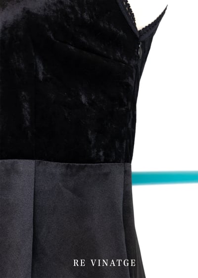 緞面與絨布拼接簡約黑色小洋裝9