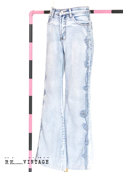 立體小花麻花捲淺色系牛仔褲3