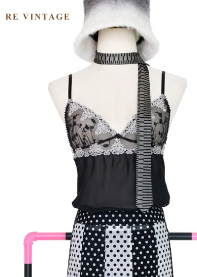 純白花朵透膚微辣細肩帶背心1