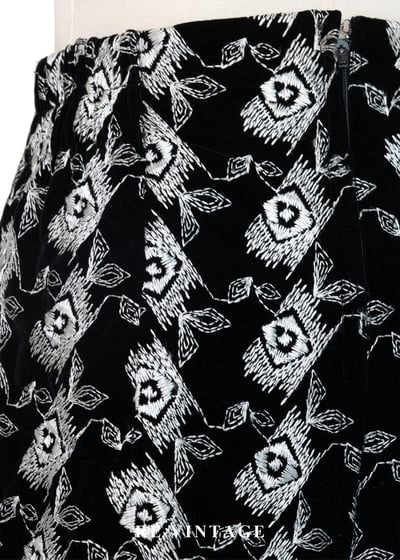 白刺繡圖騰黑系短褲（24-31"）10