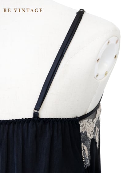 奶白花邊夢幻黑系細肩帶內搭洋裝9