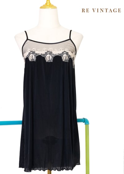 奶白花邊夢幻黑系細肩帶內搭洋裝1