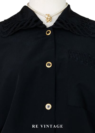 質感單品 - 法式雕花金釦鏤空領黑襯衫3