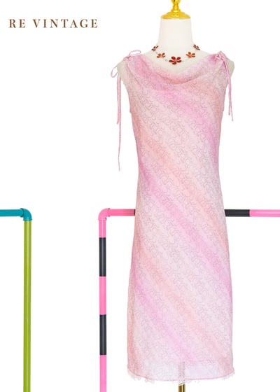 粉紅蛇紋綻放柔和垂墜領洋裝1