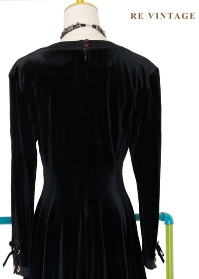 宮廷中優雅叛逆黑絨蕾絲洋裝15