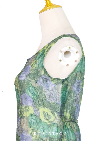 薄透柔和綠花園長洋裝9