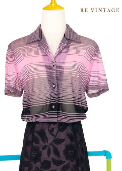 黑與粉相間線條網紗透膚上衣1