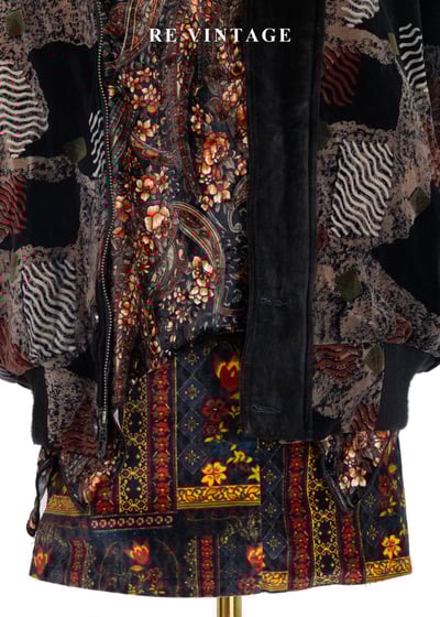 暗色拼貼圖騰藝術感絨布外套4