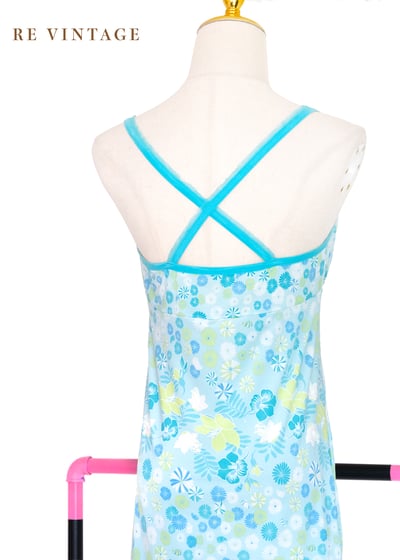 清涼薄荷藍轉動的小花細肩帶洋裝12