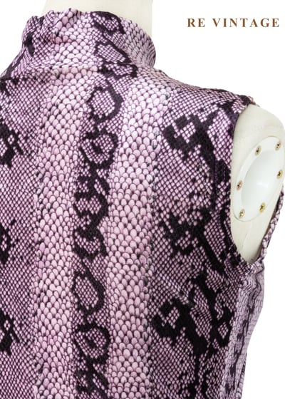 紫光蛇紋冷冽高領簍空絨布背心11