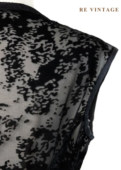 影匿森林不規則斜領透膚上衣11