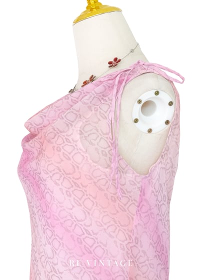 粉紅蛇紋綻放柔和垂墜領洋裝9