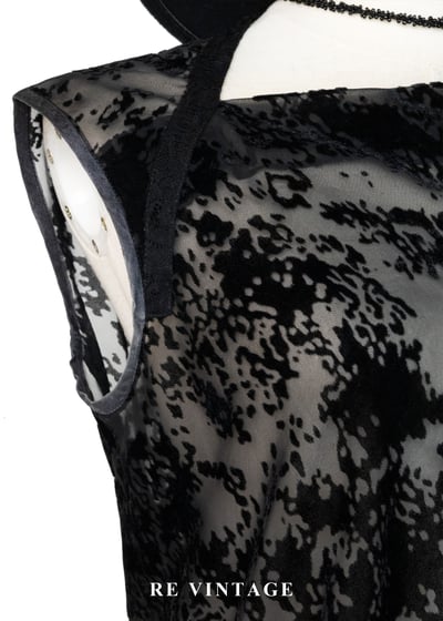 影匿森林不規則斜領透膚上衣5