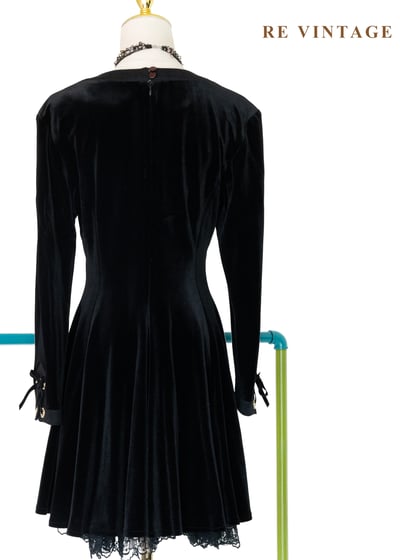 宮廷中優雅叛逆黑絨蕾絲洋裝12