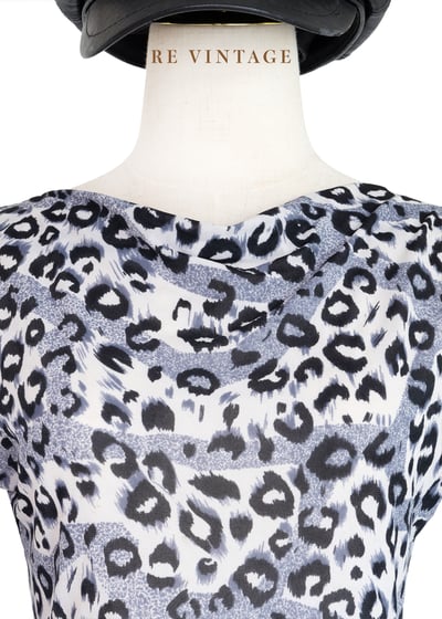 灰黑色小豹紋垂墜領上衣3