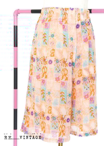 小花朵在格紋裡淡橘子色雪紡短褲（27"）1