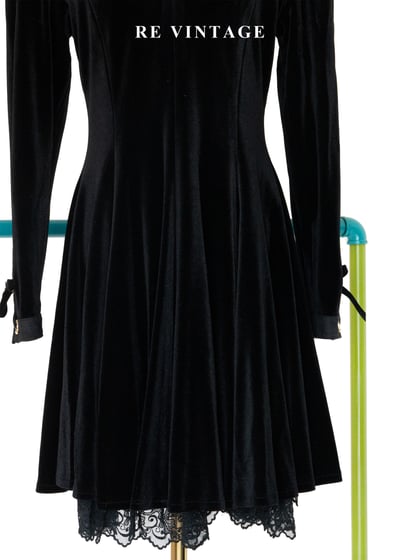 宮廷中優雅叛逆黑絨蕾絲洋裝4