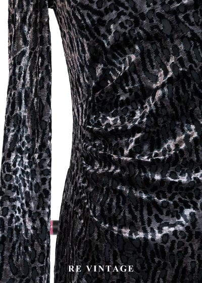 午夜獵場 - 非對稱領口抓皺豹紋迷你絨布洋裝6