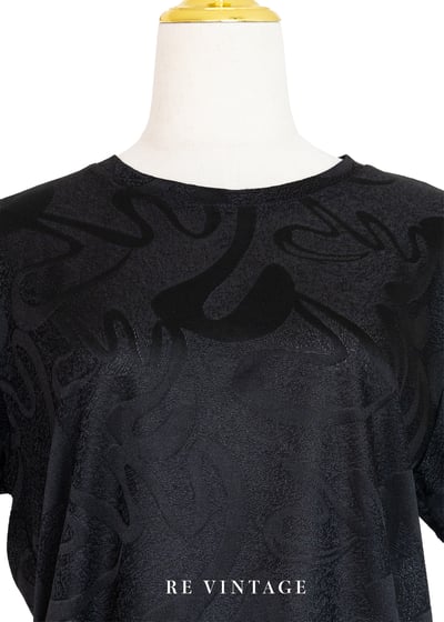 必備單品 - 極簡黑色波紋上衣3