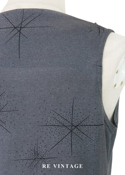 星芒印花垂墜領無袖上衣10