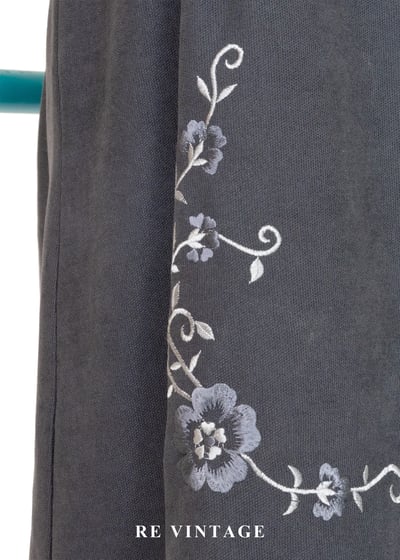 質感單品 - 詩意刺繡花卉深灰色秋冬洋裝6