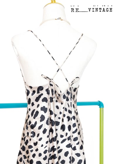 光滑小豹紋露背側邊抽皺洋裝6