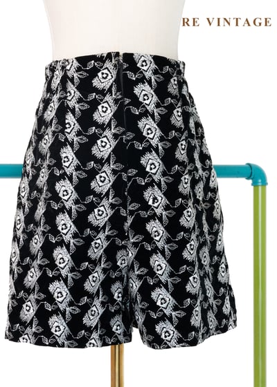 白刺繡圖騰黑系短褲（24-31"）6