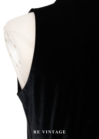 貴族學院端莊的黑絨無袖洋裝11