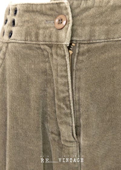 Betty 辣辣墨綠色波紋絨布喇叭褲8