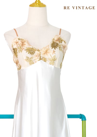 法式晨光白日夢花朵刺繡緞面洋裝3