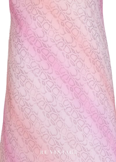 粉紅蛇紋綻放柔和垂墜領洋裝8