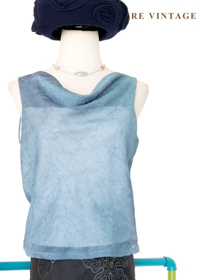 柔和慵懶天空藍垂墜領背心6