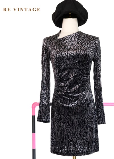 午夜獵場 - 非對稱領口抓皺豹紋迷你絨布洋裝1