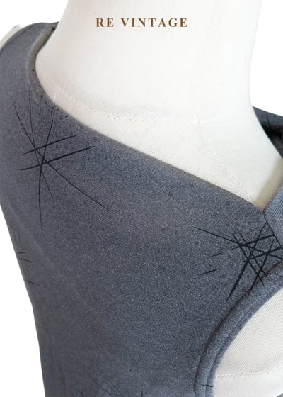 星芒印花垂墜領無袖上衣15