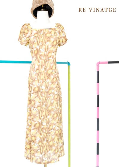 流動黃線條小白花超可愛長洋裝1