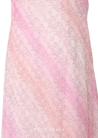 粉紅蛇紋綻放柔和垂墜領洋裝14