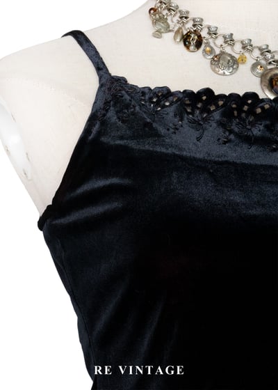 紅光雕刻小花絨布細肩帶背心5