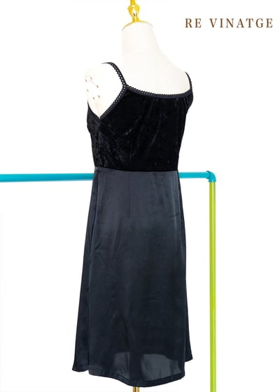 緞面與絨布拼接簡約黑色小洋裝8