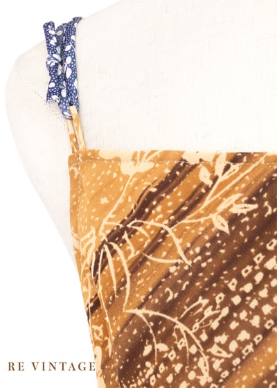 Cappuccino 斜紋小花垂墜領細肩帶洋裝15