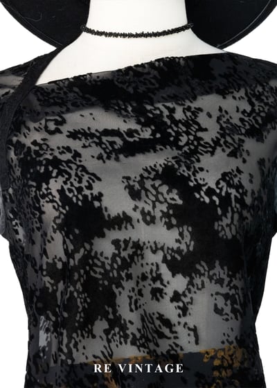 影匿森林不規則斜領透膚上衣3