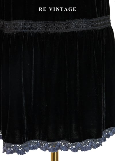 慵懶美女神黑絨細肩帶洋裝14