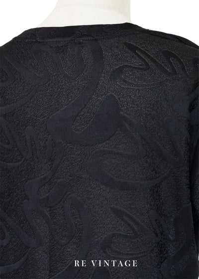 必備單品 - 極簡黑色波紋上衣12