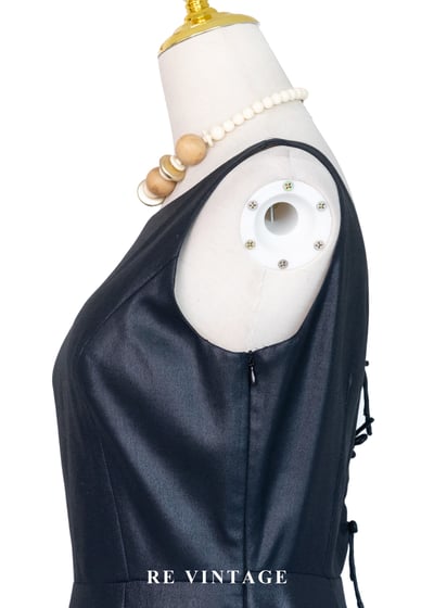 質感單品 - 黑光繫結簡約露背迷你洋裝7